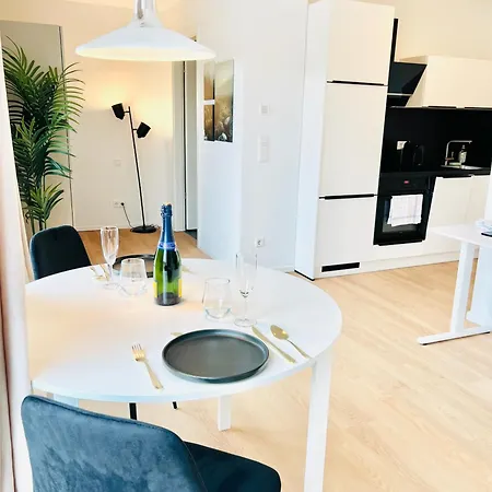 Stilvolles City-studio Mit Dachterrasse דירה